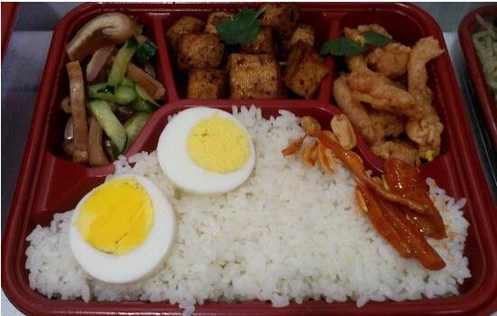 我國(guó)快餐行業(yè)起步晚，發(fā)展快，綠色食品將更為人們所重視?