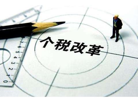 11月份，全國一般公共預(yù)算收入10775億元，同比下降5.4%，支出16431億元，同比下降0.8%??